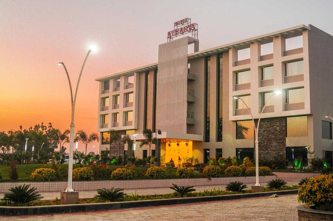 Hotel Atharva Uddzsaín Kültér fotó