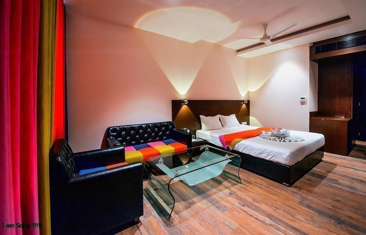 Hotel Atharva Uddzsaín Kültér fotó