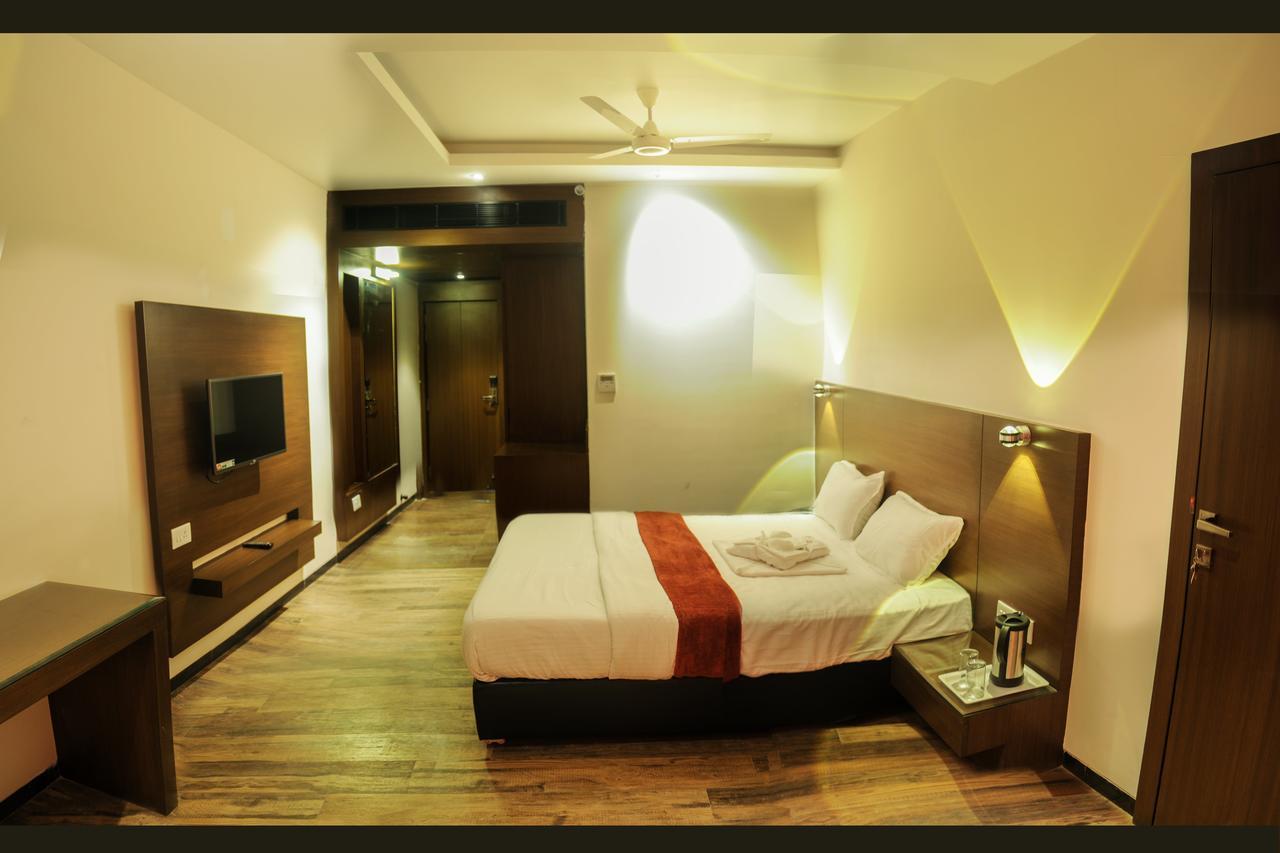 Hotel Atharva Uddzsaín Kültér fotó