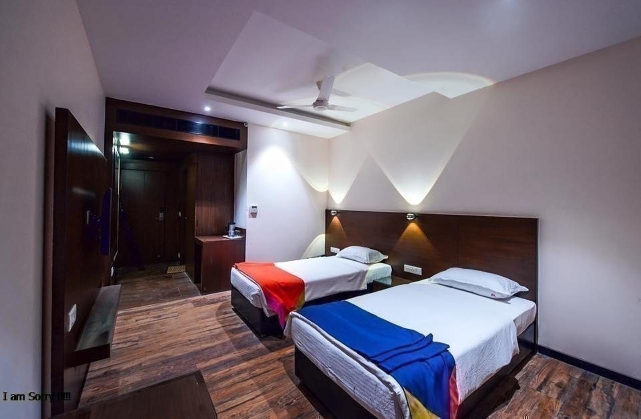 Hotel Atharva Uddzsaín Kültér fotó