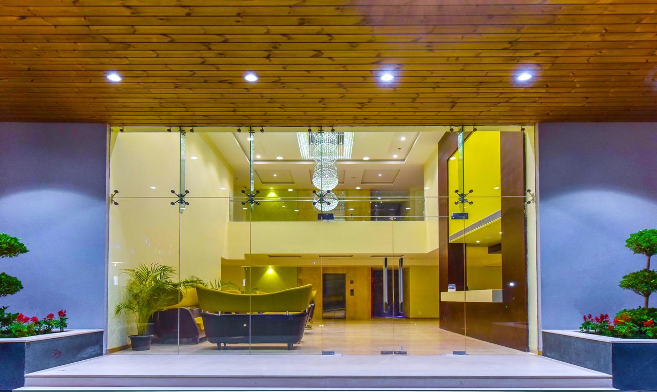 Hotel Atharva Uddzsaín Kültér fotó