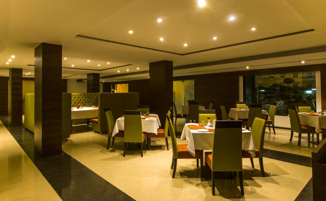 Hotel Atharva Uddzsaín Kültér fotó