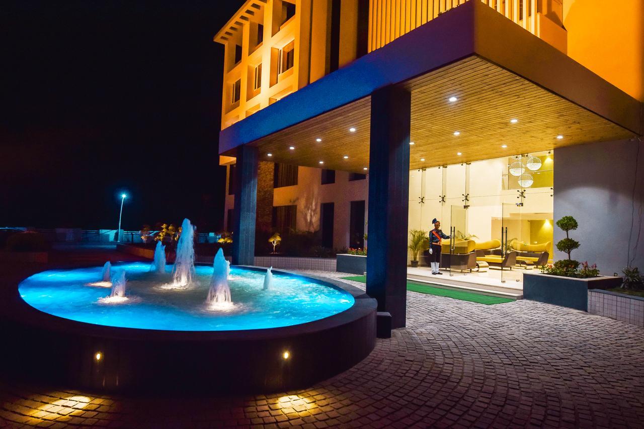 Hotel Atharva Uddzsaín Kültér fotó