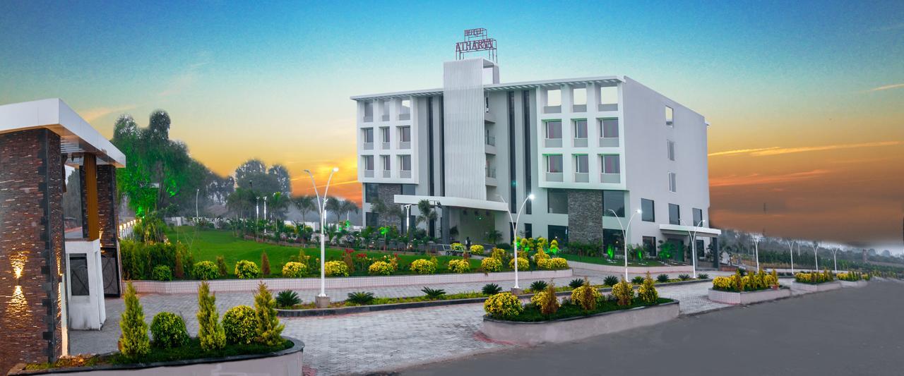 Hotel Atharva Uddzsaín Kültér fotó