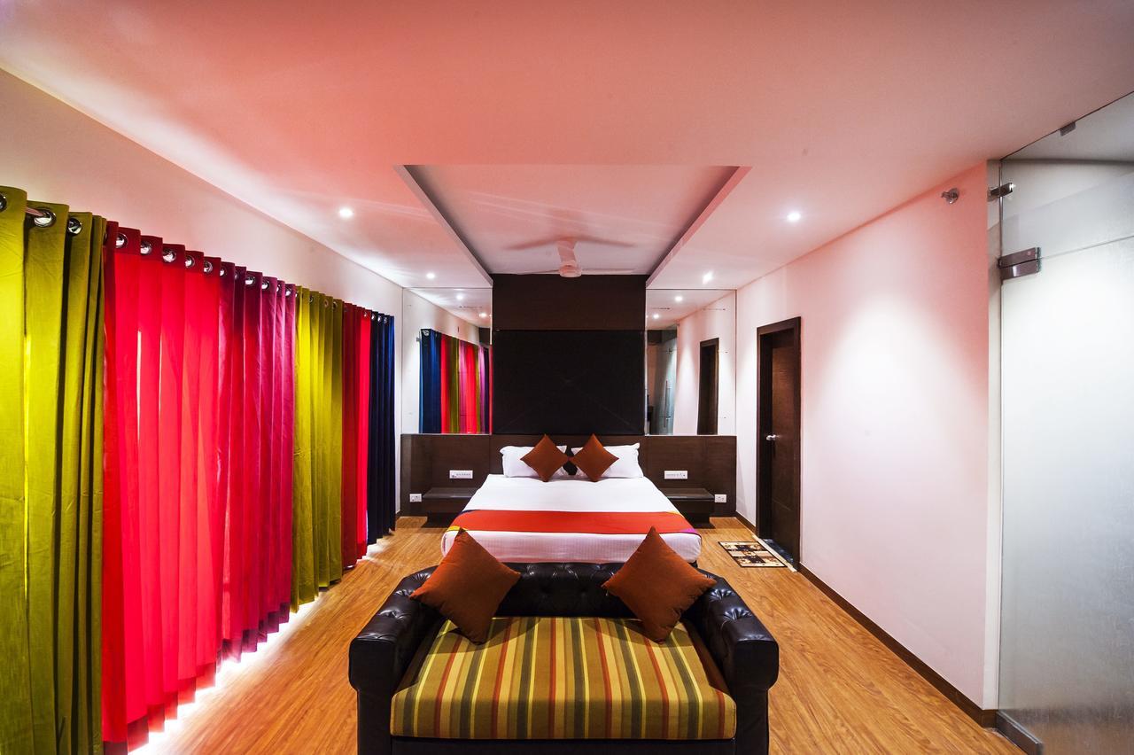 Hotel Atharva Uddzsaín Kültér fotó